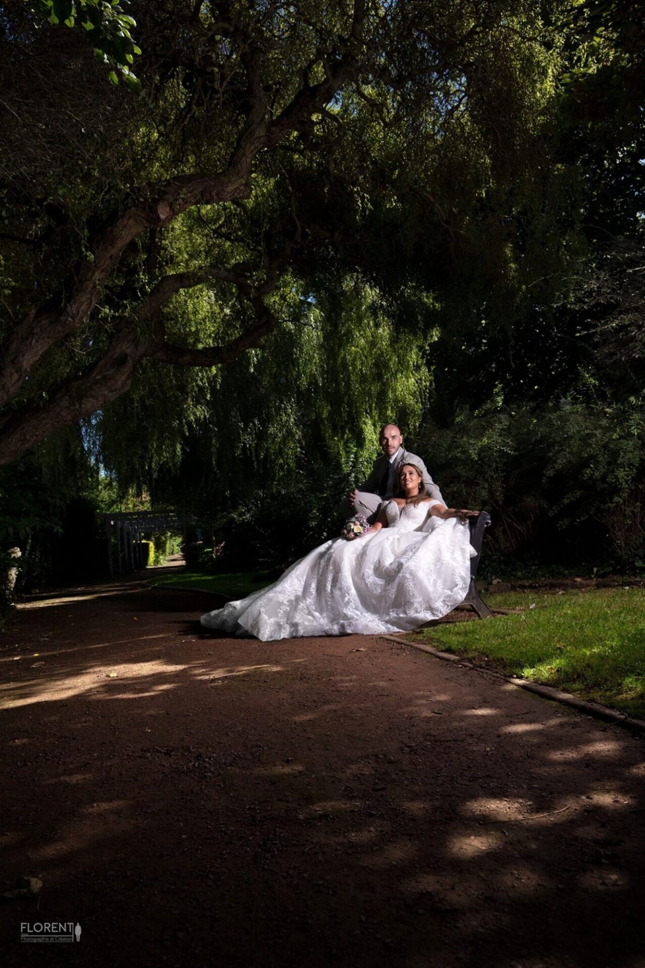mariage photo magique assis sur un banc à l'ombre d'un arbre boulogne sur mer lille paris florent studio photo dunkerque arras touquet